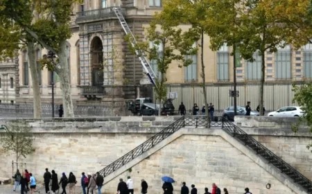 Paris Museum Shuts Down After Thieves Steal Priceless Jewels