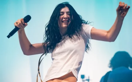 Lorde Invites Charli XCX for ‘Girl, So Confusing’ in L.A. Performance