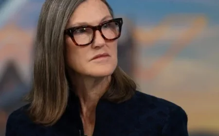Cathie Wood Criticizes Proxy Firms Over Elon Musk’s $1 Trillion Pay Package