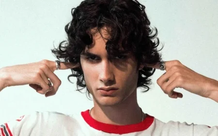 Sombr Addresses “Body Shaming” Criticism of Live Performances