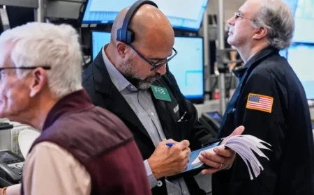 US Stocks Retreat from Record Highs as Gold Prices Decline Again