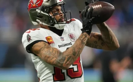 Bucs’ Mike Evans Undergoes Surgery for Broken Collarbone