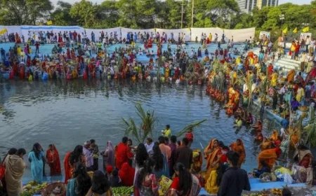 Hyderabad Devotees Embrace Chhath Puja’s Conclusion Despite Cloudy Skies