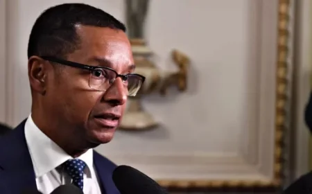 Minister Carmant’s Wife and Daughter Outraged Over Doctors’ Pay