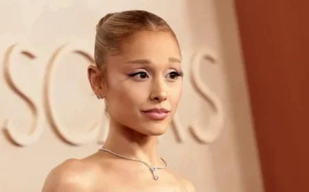 Ariana Grande Returns to Brunette, Shares Selfie with ‘Wicked’ Quote