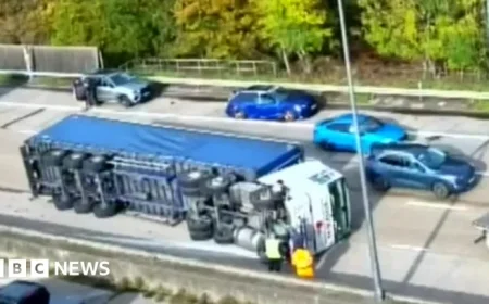 M25 Shutdown After Lorry Overturns Near Leatherhead and Cobham