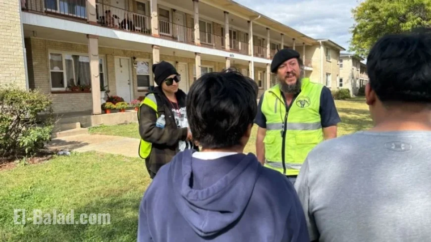 Volunteers in Chicago Patrol to Support Migrants and Counter ICE Efforts