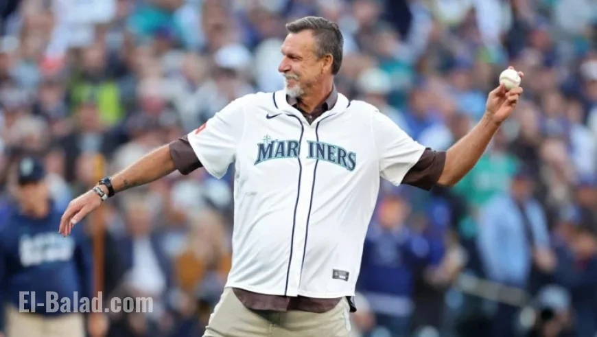 Randy Johnson Throws First Pitch for Mariners in ALCS Game 3