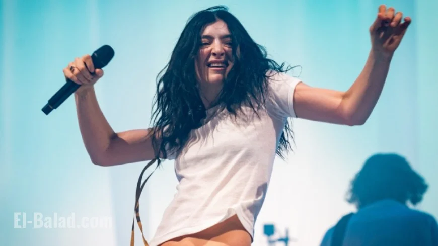 Lorde Invites Charli XCX for ‘Girl, So Confusing’ in L.A. Performance