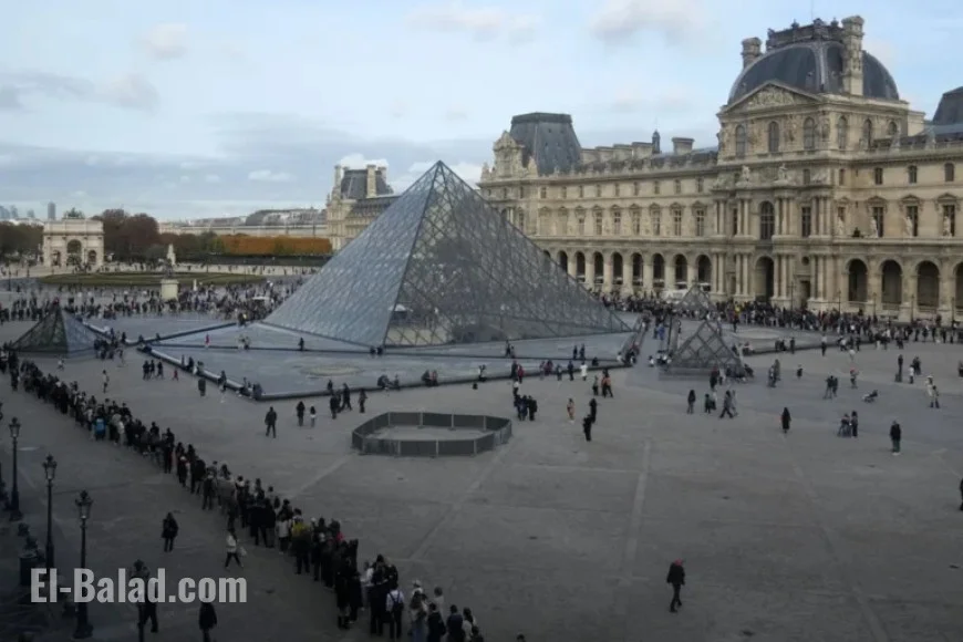 Louvre Reopens Three Days After Jewel Heist