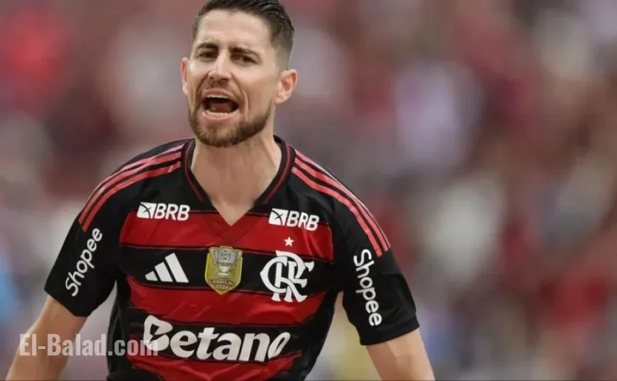Jorginho and Zuculini Clash at Maracanã During Flamengo vs Racing Match