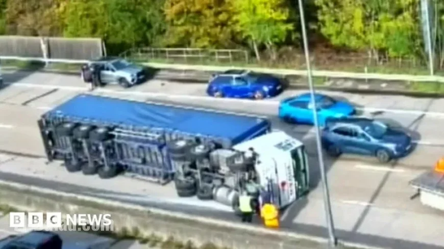 M25 Shutdown After Lorry Overturns Near Leatherhead and Cobham