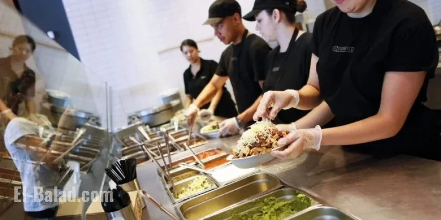 Chipotle CEO Notes Gen Z, Millennials Dine Out Less Amid Loan, Job Woes