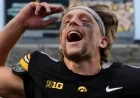 Iowa QB Gronowski Scores TD on Trick Play in USC Clash