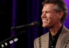 Randy Travis shares new Christmas music “from the vault,” giving fans a holiday gift with classic warmth