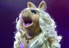Sabrina Carpenter Detains Miss Piggy During Short n’ Sweet Tour