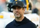 Steelers QB Aaron Rodgers Determined to Play Despite Fractured Left Wrist