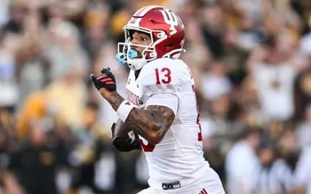 Elijah Sarratt exits early vs. Maryland with hamstring scare; Indiana star’s status upgraded on sideline