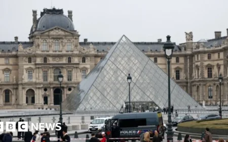 Paris Prosecutor: Petty Criminals Behind Louvre Jewelry Heist