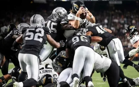 Jaguars Edge Past Raiders 30-29 in Thrilling Matchup