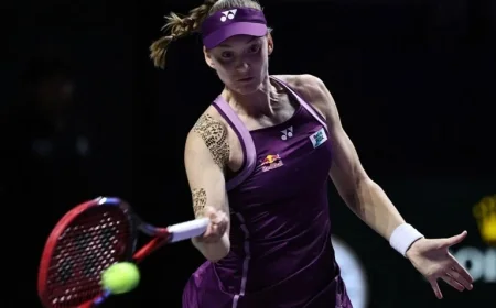 Rybakina Triumphs Over Alexandrova, Concludes Group Stage Undefeated