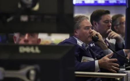 Dow Drops 500 Points as Tech Stocks Plummet