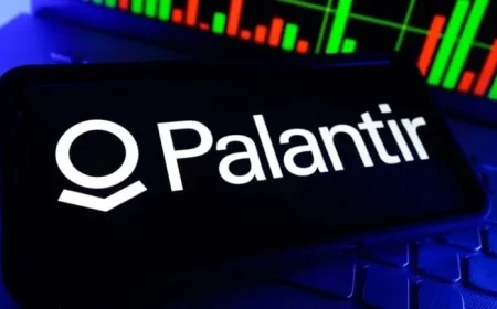 Five-Star Analyst Remains Cautious on Palantir Stock Despite Price Target Increase