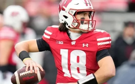 Wisconsin QB O’Neil Leaves Game with Leg Injury