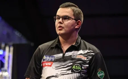 Van Veen Responds to Audience Boos in Tough Win Over Ashton