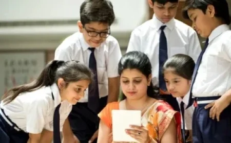 Dwindling WWII Veterans Mark Remembrance Day Presence