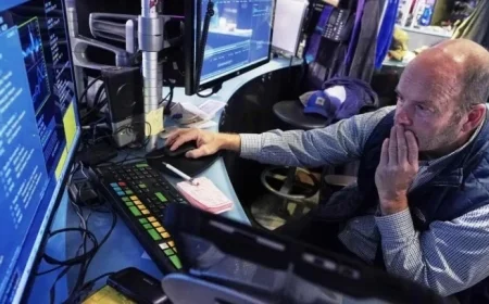 Dow Drops 650 Points as Tech Stocks Slide on Lower Fed Rate Cut Hopes