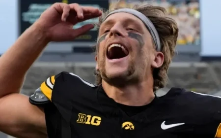 Iowa QB Gronowski Scores TD on Trick Play in USC Clash