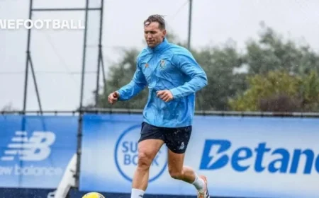 Bednarek, Sainz, and De Jong Ready for Sintrense Clash