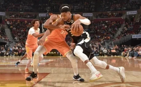 Giannis Antetokounmpo Leaves Bucks-Cavs Game Due to Groin Injury