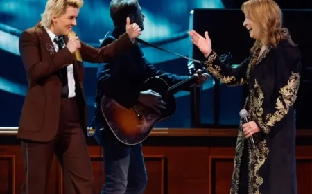 Brandi Carlile, Patty Loveless Honor Vince Gill at 2025 CMA Awards