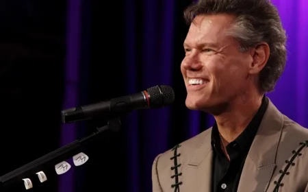 Randy Travis shares new Christmas music “from the vault,” giving fans a holiday gift with classic warmth