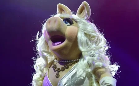 Sabrina Carpenter Detains Miss Piggy During Short n’ Sweet Tour