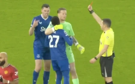 Everton’s Gueye Ejected for Slapping Teammate, Pickford Intervenes vs Man Utd