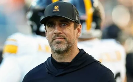 Steelers QB Aaron Rodgers Determined to Play Despite Fractured Left Wrist