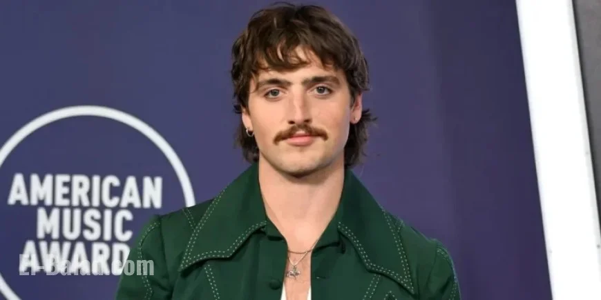 Benson Boone Flaunts Chiseled Abs in Steamy Gym Selfie