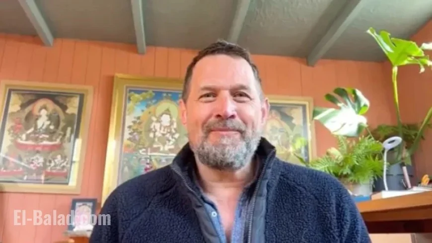 Alistair Appleton Embraces Winter at Remote Electricity-Free Coastal Cottage