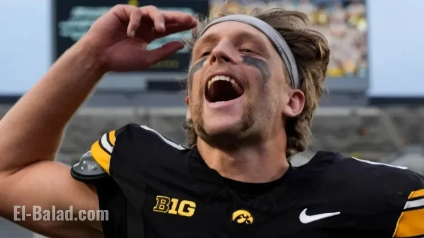 Iowa QB Gronowski Scores TD on Trick Play in USC Clash
