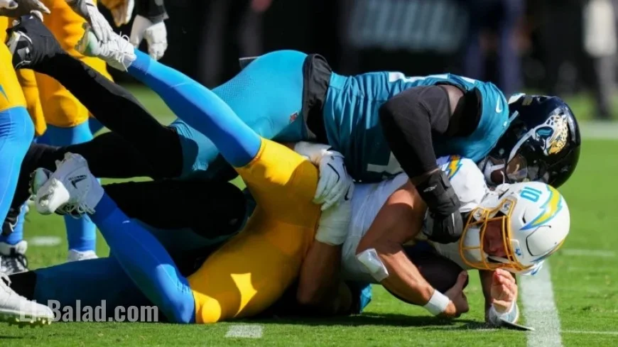 Justin Herbert Visits Medical Tent as Jaguars Lead Chargers 14-6