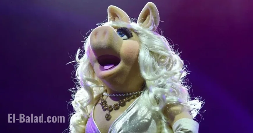 Sabrina Carpenter Detains Miss Piggy During Short n’ Sweet Tour