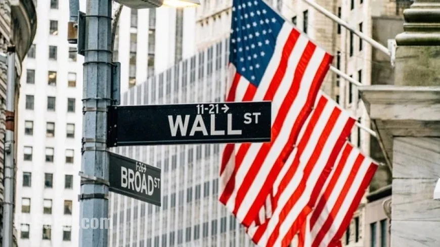 Wall Street Records Historic November Surge, S&P 500 Swings to Green