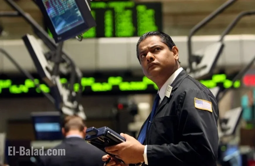 Wall Street Ignores Cracks in U.S. Economy’s Foundation