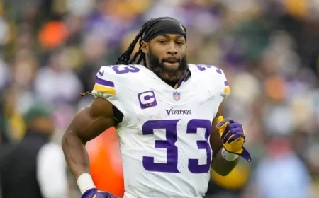 Seahawks Lead 19-0 as Aaron Jones Suffers Shoulder Injury