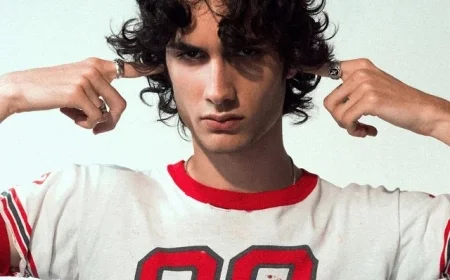 Sombr’s Debut Album ‘I Barely Know Her’ Excels in Contemporary Pop