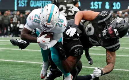 De’Von Achane Suffers Injury in First Half Against New York Jets