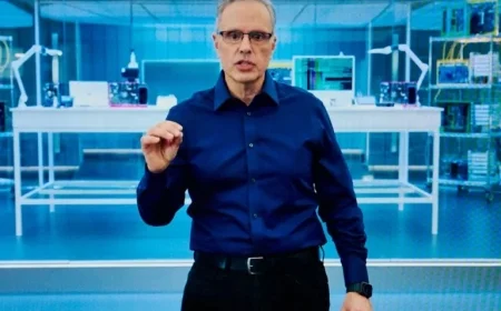 Apple Chip Chief Assures Staff of Continued Leadership